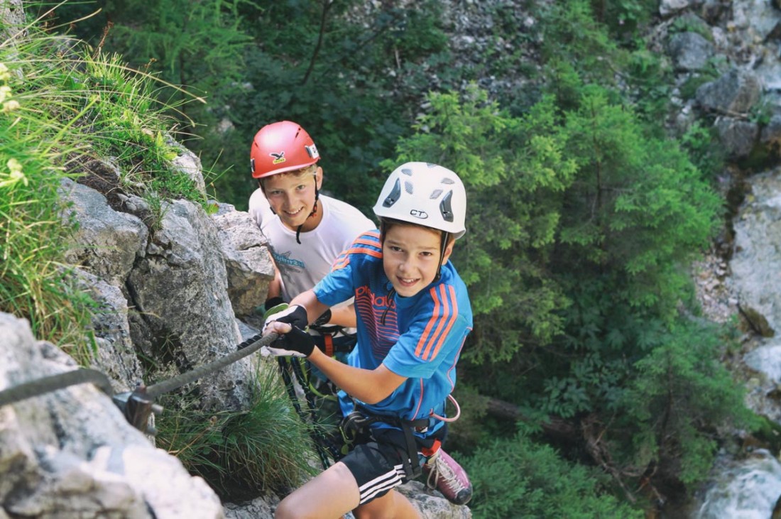 Kinder beim Klettern in der Ramsau © Photo-Austria/Hans-Peter Steiner