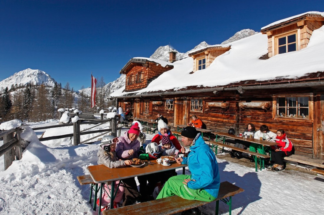 Einkehr auf der Skihütte 