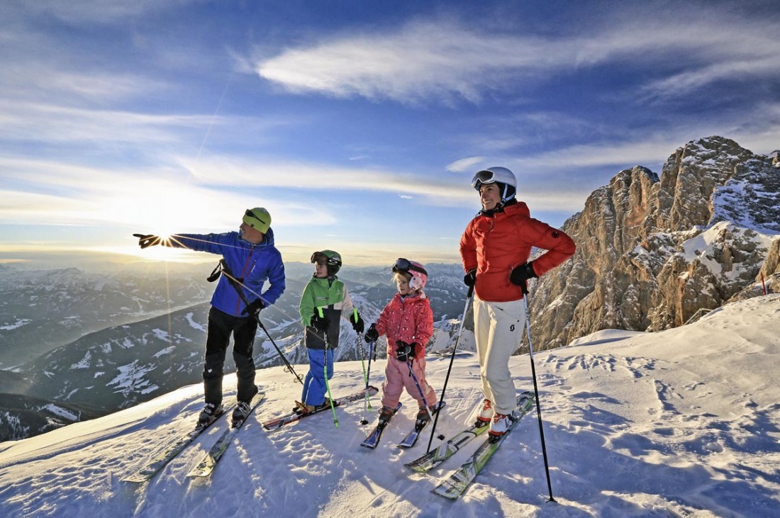 Familie beim Skifahren © Herbert Raffalt